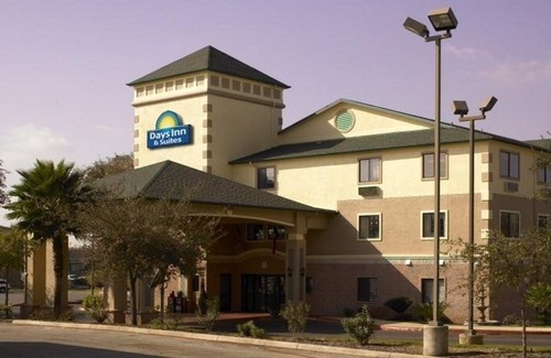 Hollywood Park Hotel | Days Inn & Suites by Wyndham San Antonio North/Stone Oak