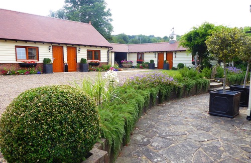 Lower Assendon Hotel | Handywater Cottage B&B