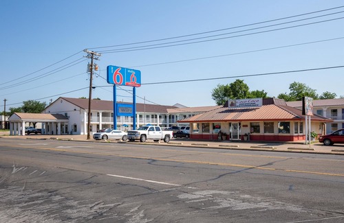 Bryan Hotel | Studio 6 Bryan, TX - University Area