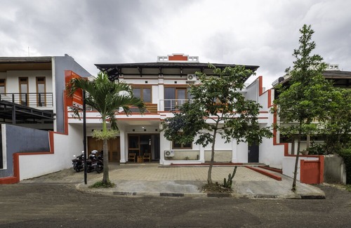 Bandung Hotel | OYO 2728 Sinulingga Residence
