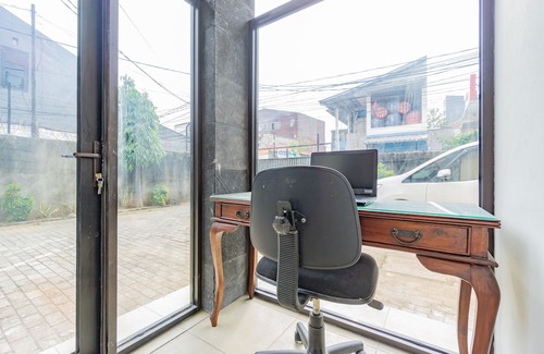 Jatinegara Hotel | OYO 2416 Griya Otista Syariah
