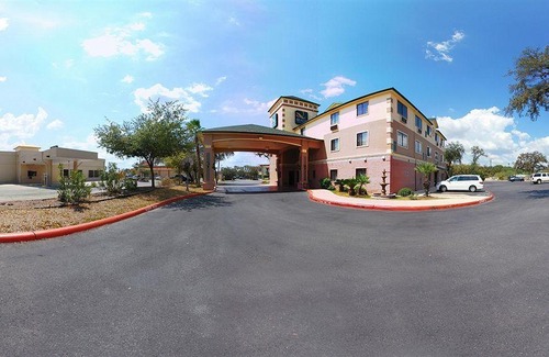 Hollywood Park Hotel | Days Inn & Suites by Wyndham San Antonio North/Stone Oak