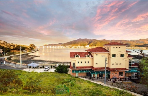 Yongnam-myeon Hotel | Tongyoung Solhyanggieunbitbada Pension
