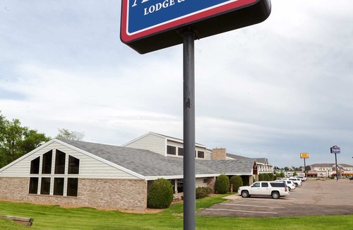 Dickinson Hotel | AmericInn by Wyndham Dickinson