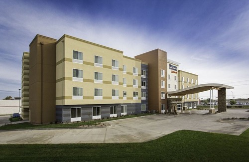 West Milwaukee Hotel | Fairfield Inn & Suites by Marriott Milwaukee West