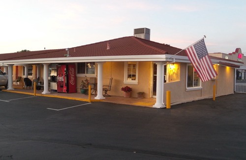 Oakdale Hotel | Holiday Motel Oakdale