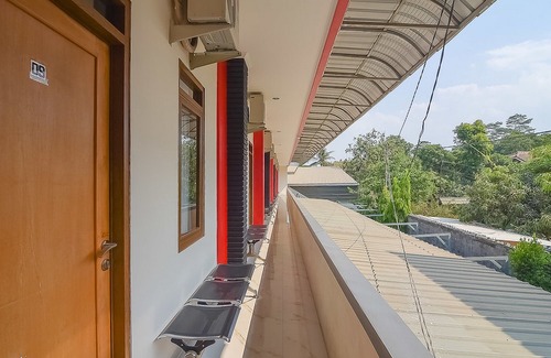 Cileunyi Hotel | RedDoorz Near Ipdn 2