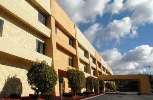 Warren Hotel | Quality Inn & Suites Warren - Detroit