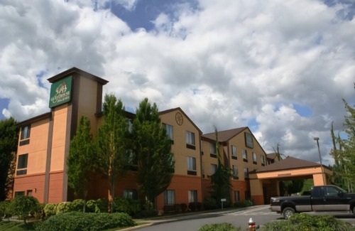 Monroe Hotel | Evergreen Inn & Suites