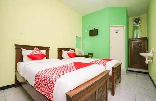 Probolinggo Hotel | OYO 1639 Penginapan Anggrek Syariah 1