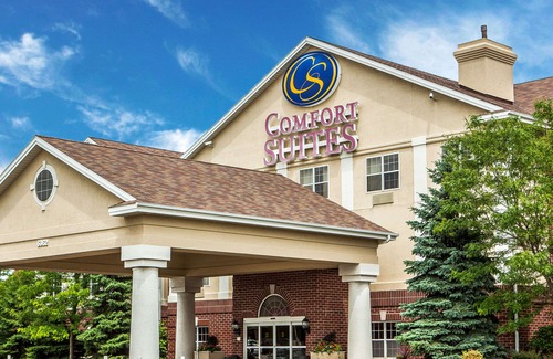 Oak Creek Hotel | Comfort Suites Milwaukee Airport