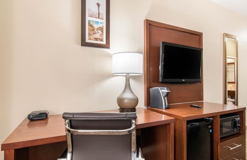 Junction City Hotel | Comfort Inn & Suites Junction City - near Fort Riley