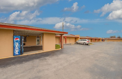 Midwest City Hotel | Travelers Inn Midwest City