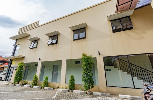 Jatinegara Hotel | OYO 2416 Griya Otista Syariah