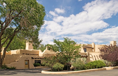 Taos Hotel | Sagebrush Inn & Suites