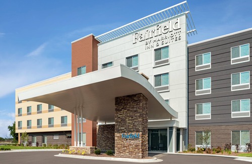 West Milwaukee Hotel | Fairfield Inn & Suites by Marriott Milwaukee West