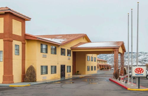 Grants Hotel | Quality Inn & Suites Grants