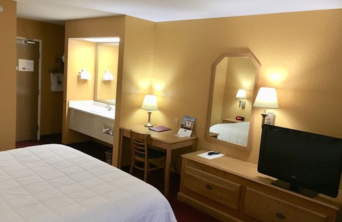 Clinton Hotel | Parkfield Inn - Clinton
