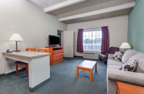 Lexington Hotel | Days Inn & Suites by Wyndham Lexington