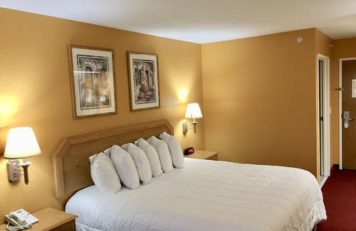 Clinton Hotel | Parkfield Inn - Clinton