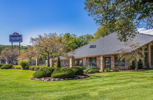 Delafield Hotel | AmericInn by Wyndham Delafield