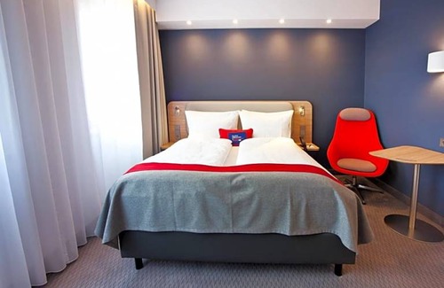 Maximin Hotel | 2-Star Hotel ∙ Holiday Inn Express - Trier, an IHG Hotel