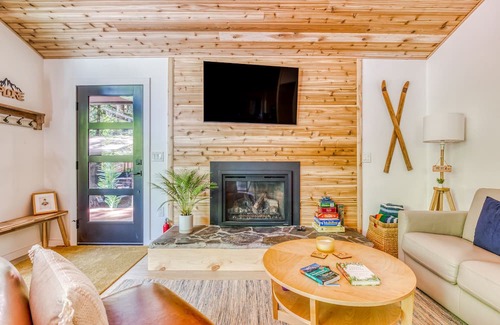 Zigzag Cabin | Charming, dog-friendly cabin with deck, firepit, grill, hot tub, fireplace & W/D