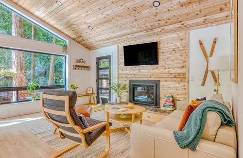 Zigzag Cabin | Charming, dog-friendly cabin with deck, firepit, grill, hot tub, fireplace & W/D