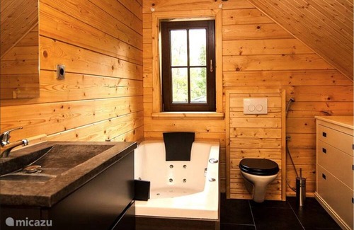 Linde Villa | Albert wooden house in wooded area with beautiful views over the countryside