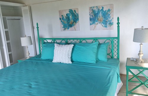 Kingstown House | Amazing views, close to supermarkets, shopping, beaches