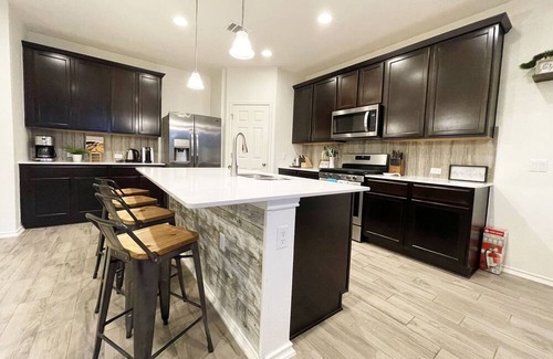 Wells Branch House | Spacious 4B3B Home with 6 Queen Beds, 10-15 mins to Domain or Downtown Austin.