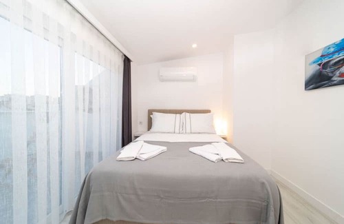 Eski Lara Apartment | Central Flat with Terrace and View in Muratpasa