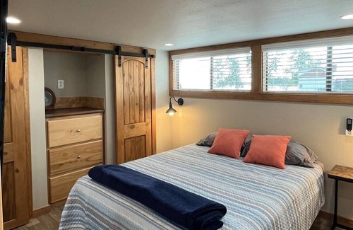 Kerens Cabin | Lakefront tiny home with master, loft and pullout couch