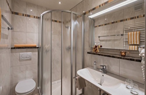 Eggstatt Apartment | Double room standard 18m² with balcony, shower/toilet