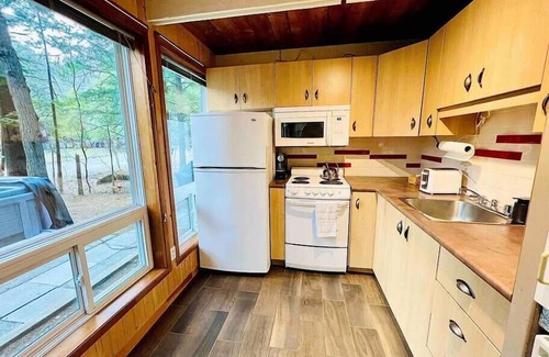 Orford Ski Chalet | Montagnard-SPA-Mont-Orford-SEPAQ-Wood fireplace