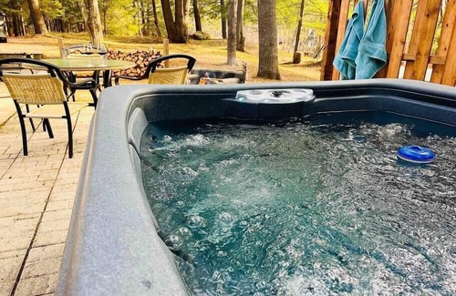 Orford Ski Chalet | Montagnard-SPA-Mont-Orford-SEPAQ-Wood fireplace