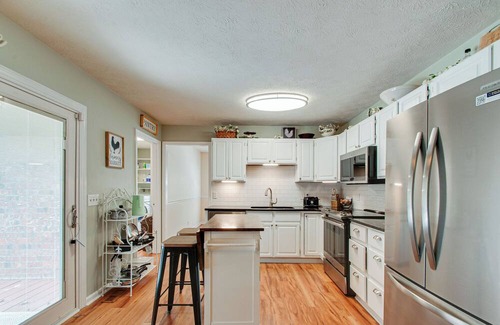 Bellevue House | NEW Secluded Pool Home 20 Mins to DWTN!