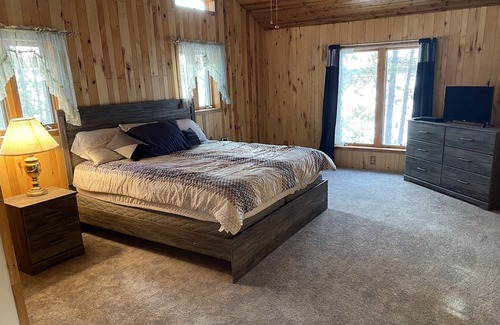 Rhinelander House | Beautiful Lakefront House With Three Bedrooms, Two Baths, Pier / Hoist