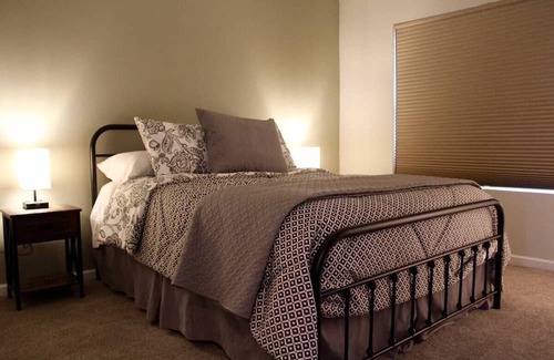 Des Moines House | Downtown 2BD 2.5BA townhouse w/free garage parking