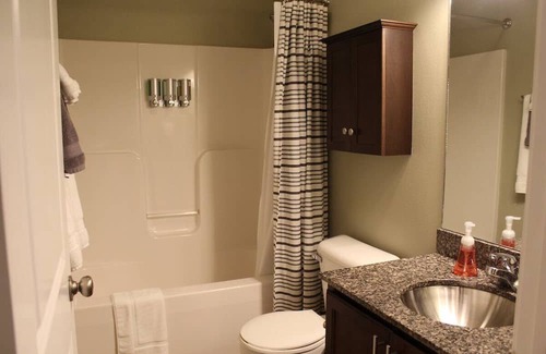 Des Moines House | Downtown 2BD 2.5BA townhouse w/free garage parking