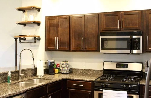 Des Moines House | Downtown 2BD 2.5BA townhouse w/free garage parking