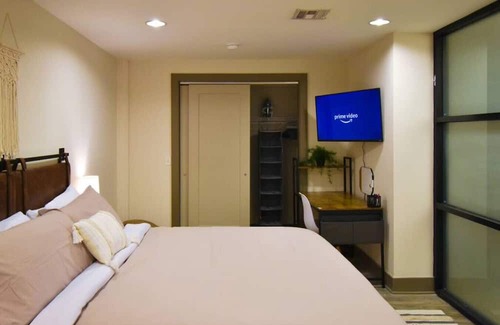 Hanover Place Apartment | ★ King Bed ★ Uptown Theater★