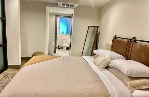 Hanover Place Apartment | ★ King Bed ★ Uptown Theater★