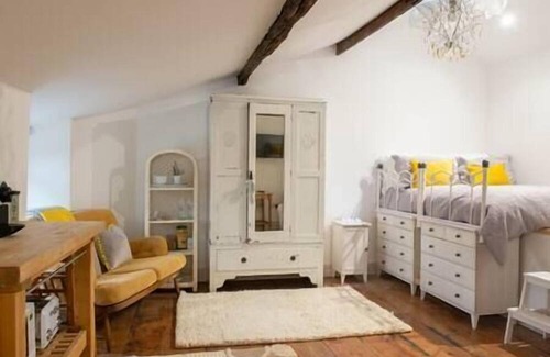 Crickhowell Apartment | Crickhowell High St ~Urban LOFT LLYN Room 1 - (Dogs Welcome)