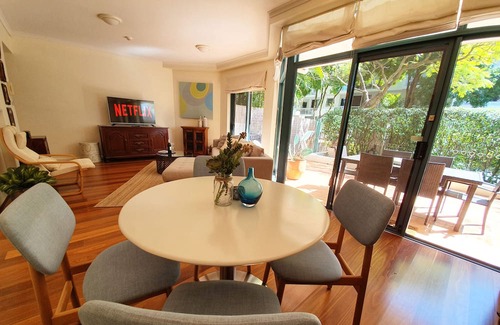Kangaroo Point Apartment | 2BR Lovely River Retreat ⛵️Pool💦Wine🍷Gym💪Netflx