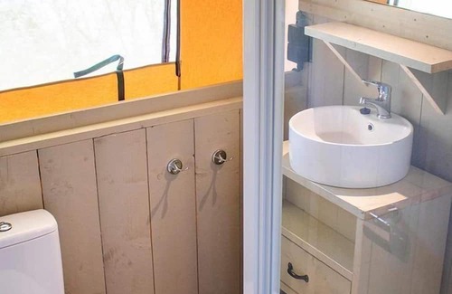 Salles-Curan Ski Chalet | Luxe Sanitary XL 6 Pers. Villatent at camping Les Genêts on Lake Pareloup