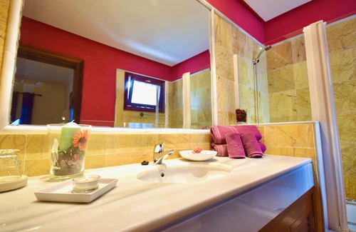 Montana Roja Villa | Beautiful villa & Private pool & Free wifi& parking & BBC international channels