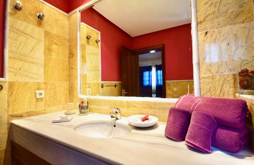 Montana Roja Villa | Beautiful villa & Private pool & Free wifi& parking & BBC international channels