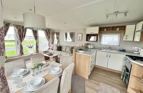 Mablethorpe Cabin | 3bed-8Berth- Hot Tub-Mablethorpe-Pet Friendly-Wifi