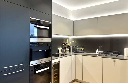 Riverside Apartment | Large Nice Direct Views Tower Bridge Sleeps 8